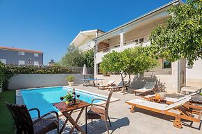 Sunshine Holiday Home