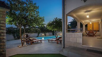 Sunshine Holiday Home