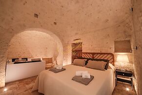 TD Trulli Benedetta w Pool in Peaceful Nature