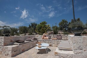 TD Trulli Benedetta w Pool in Peaceful Nature