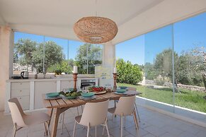 TD Trulli Benedetta w Pool in Peaceful Nature