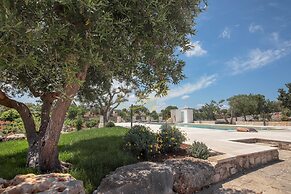 TD Trulli Benedetta w Pool in Peaceful Nature