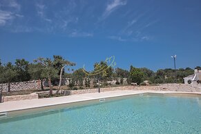 TD Trulli Benedetta w Pool in Peaceful Nature