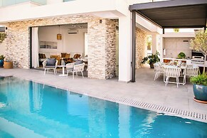 Chris Le Mare Gold Luxury Villa