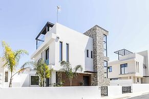 Chris Le Mare Gold Luxury Villa