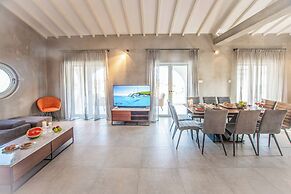 Art House by the Sea