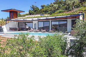 Villa Beyond the Horizon