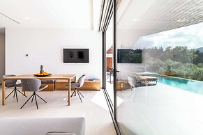 Villa Beyond the Horizon