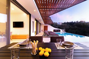 Villa Beyond the Horizon