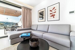 Villa Beyond the Horizon