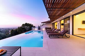 Villa Beyond the Horizon