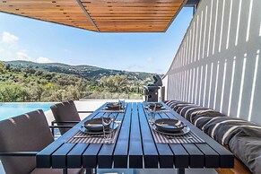 Villa Beyond the Horizon