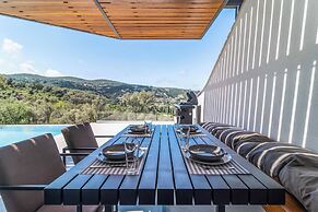 Villa Beyond the Horizon