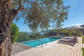 Villa Apanemia Mare
