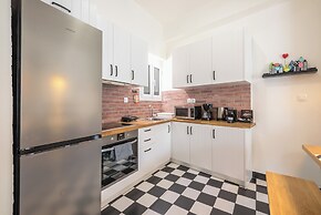 Quiet Embassy Suite by Cloudkeys