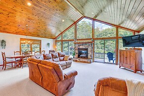 Pennsylvania Cabin Hideaway: Hot Tub & Deck!