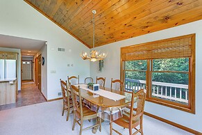 Pennsylvania Cabin Hideaway: Hot Tub & Deck!