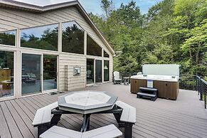Pennsylvania Cabin Hideaway: Hot Tub & Deck!