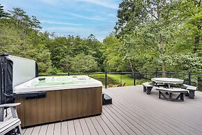 Pennsylvania Cabin Hideaway: Hot Tub & Deck!