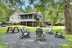 Pennsylvania Cabin Hideaway: Hot Tub & Deck!