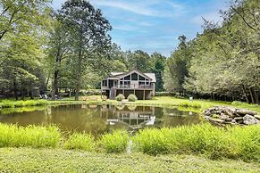 Pennsylvania Cabin Hideaway: Hot Tub & Deck!