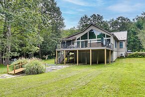 Pennsylvania Cabin Hideaway: Hot Tub & Deck!