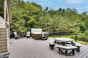 Pennsylvania Cabin Hideaway: Hot Tub & Deck!