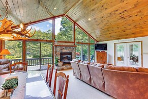 Pennsylvania Cabin Hideaway: Hot Tub & Deck!