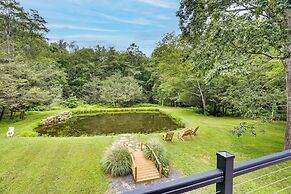Pennsylvania Cabin Hideaway: Hot Tub & Deck!