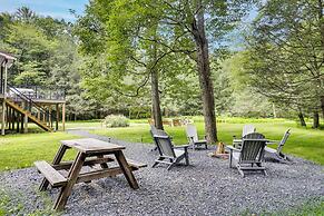 Pennsylvania Cabin Hideaway: Hot Tub & Deck!