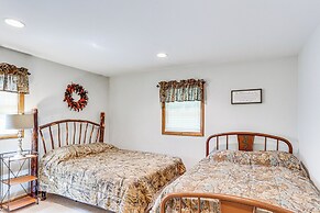 Pennsylvania Cabin Hideaway: Hot Tub & Deck!