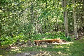 Pennsylvania Cabin Hideaway: Hot Tub & Deck!
