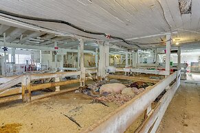 Honesdale Cabin on 110-acre Farm: Pets Welcome!