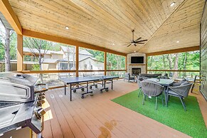 Riverfront Broken Bow Cabin w/ Private Hot Tub!