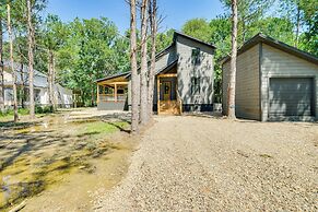 Riverfront Broken Bow Cabin w/ Private Hot Tub!