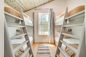 Riverfront Broken Bow Cabin w/ Private Hot Tub!