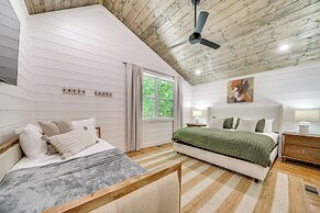 Riverfront Broken Bow Cabin w/ Private Hot Tub!