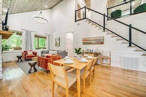 Riverfront Broken Bow Cabin w/ Private Hot Tub!