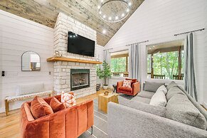 Riverfront Broken Bow Cabin w/ Private Hot Tub!