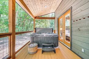 Riverfront Broken Bow Cabin w/ Private Hot Tub!