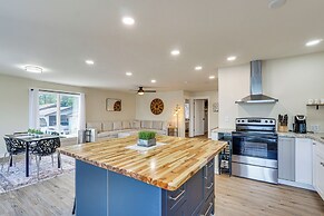 Grill, Boat Slip, & Game Room: Calm Cove Apt!