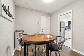 Uptown Serenity Quiet Neighborhood 3 Bedroom Home by RedAwning