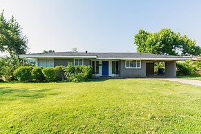 Uptown Serenity Quiet Neighborhood 3 Bedroom Home by RedAwning