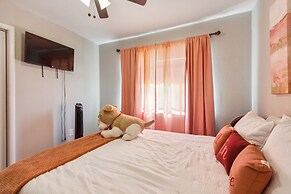 Uptown Serenity Quiet Neighborhood 3 Bedroom Home by RedAwning