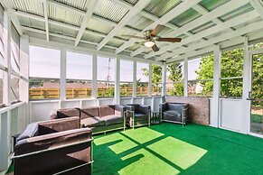 Uptown Serenity Quiet Neighborhood 3 Bedroom Home by RedAwning