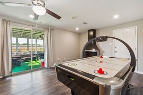 Uptown Serenity Quiet Neighborhood 3 Bedroom Home by RedAwning