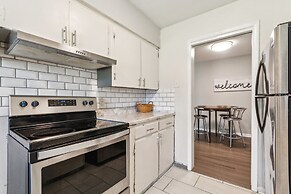Uptown Serenity Quiet Neighborhood 3 Bedroom Home by RedAwning