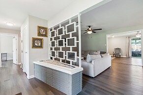 Uptown Serenity Quiet Neighborhood 3 Bedroom Home by RedAwning