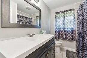 Uptown Serenity Quiet Neighborhood 3 Bedroom Home by RedAwning