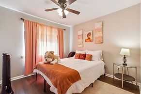 Uptown Serenity Quiet Neighborhood 3 Bedroom Home by RedAwning